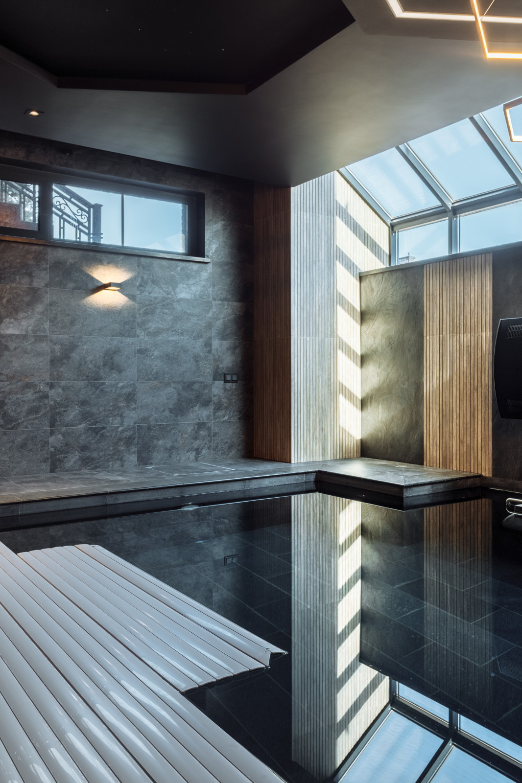 Сауна с бассейном в цоколе частного дома.