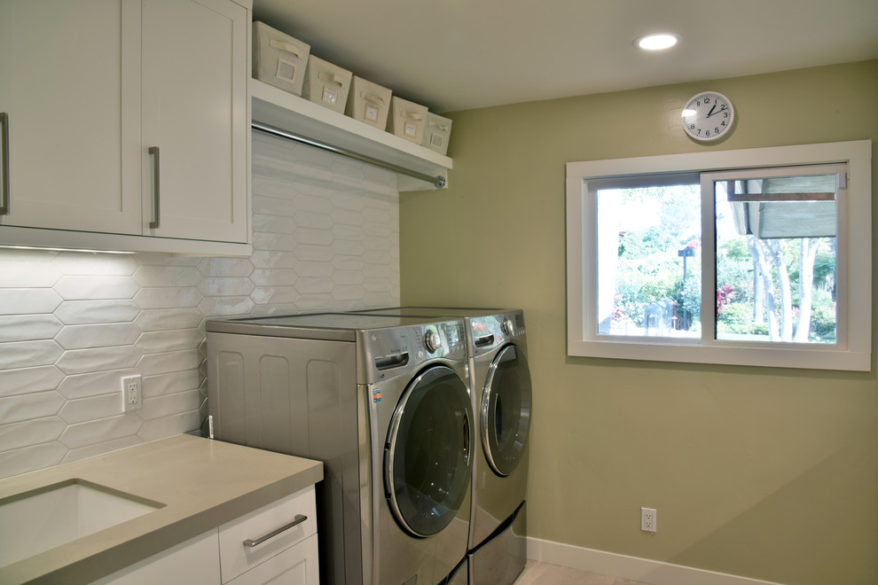 Ispirazione per una grande sala lavanderia classica con lavello sottopiano, ante in stile shaker, ante bianche e lavatrice e asciugatrice affiancate