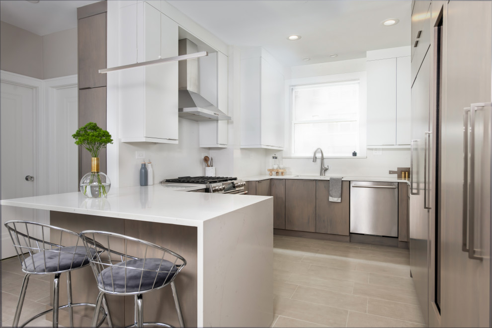 Example of a transitional kitchen design in Chicago