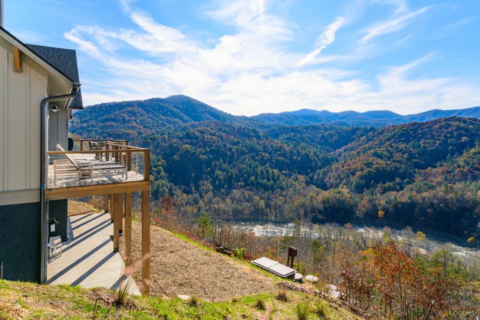Inspiration for a transitional backyard deck remodel with no cover