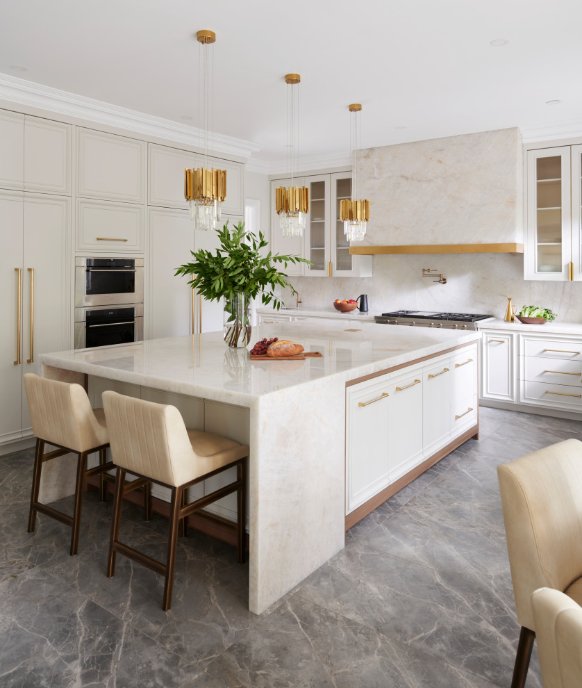 Idéer för ett stort modernt beige kök, med en undermonterad diskho, skåp i shakerstil, beige skåp, marmorbänkskiva, vitt stänkskydd, stänkskydd i marmor, rostfria vitvaror, klinkergolv i porslin, en köksö och grått golv