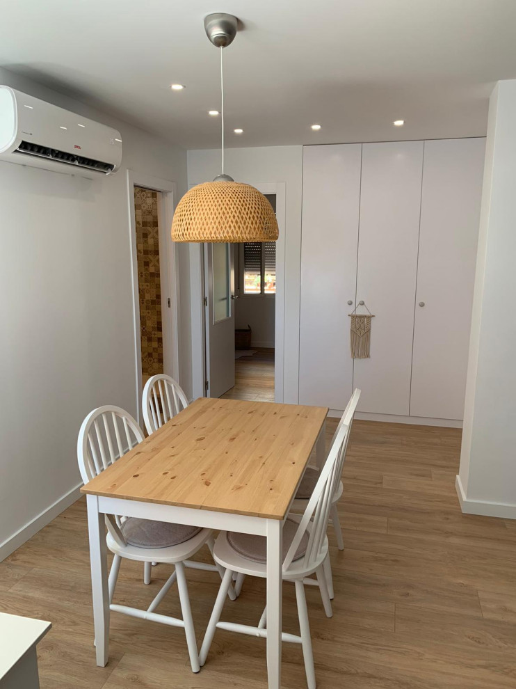 Diseño de comedor de cocina nórdico de tamaño medio con paredes blancas, suelo de madera en tonos medios y suelo marrón