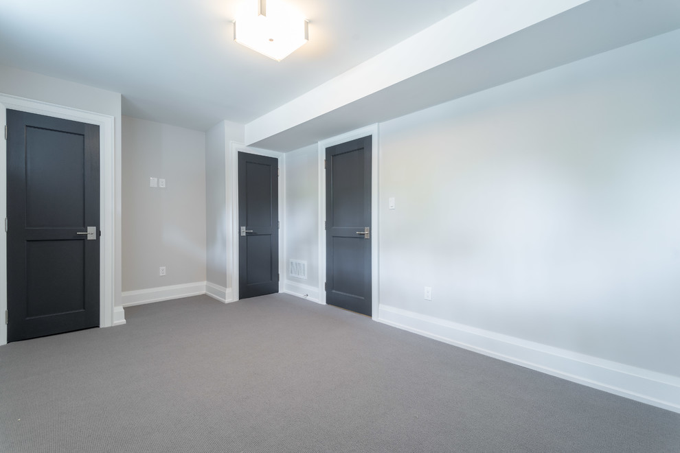 Example of a transitional home design design in Toronto