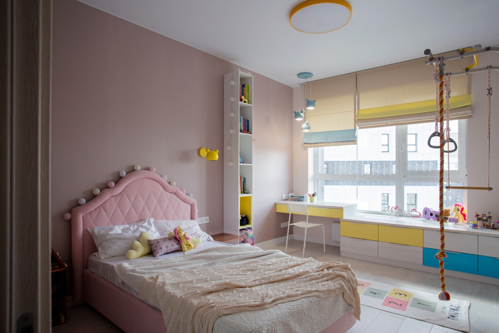 Inspiration for a medium sized contemporary children’s room for girls in Yekaterinburg with pink walls, laminate floors, beige floors, wallpapered walls and feature lighting.