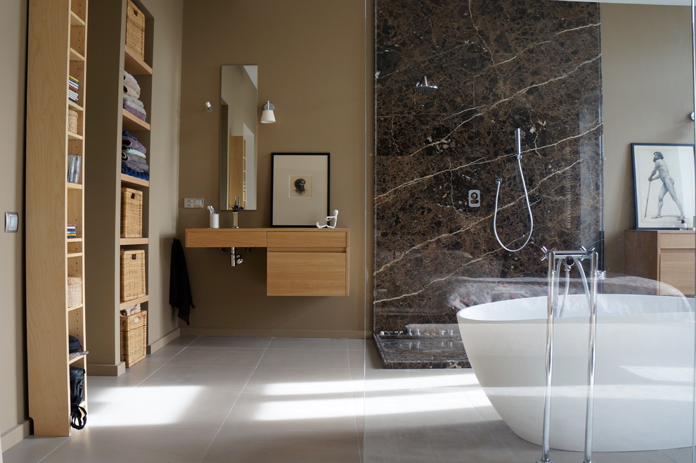 Inspiration for a contemporary bathroom in Bordeaux.