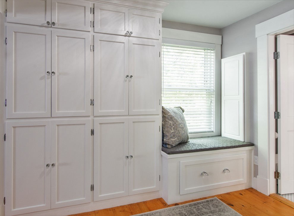 Diseño de armario y vestidor clásico de tamaño medio con armarios con paneles empotrados, puertas de armario grises, suelo de baldosas de porcelana y suelo blanco