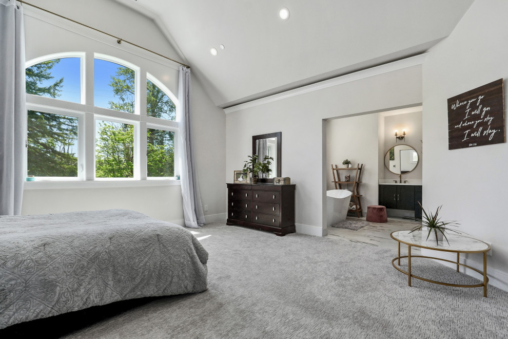 Idee per una grande camera matrimoniale american style con pareti beige, moquette, pavimento grigio e soffitto a volta