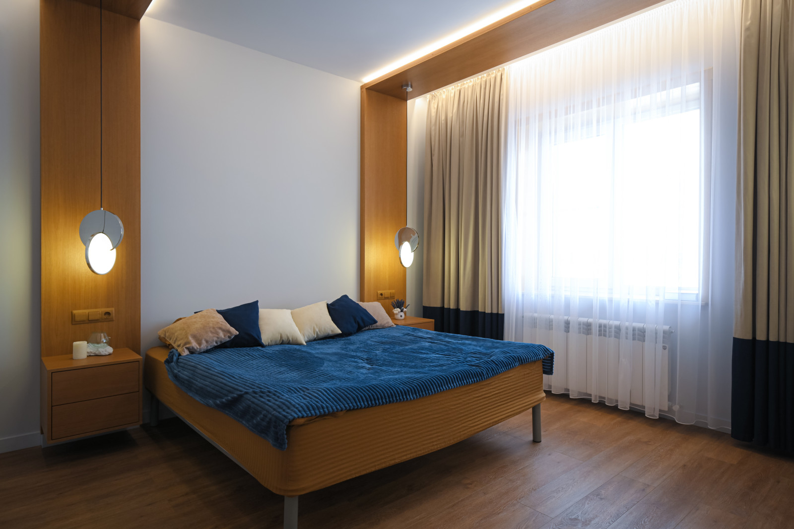 Коттедж в Чукреевке с природными фресками и рейками с подсветкой