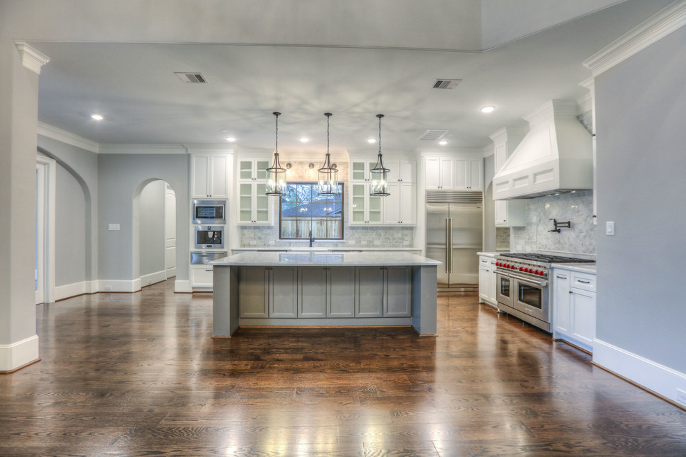 Example of a transitional kitchen design in Houston