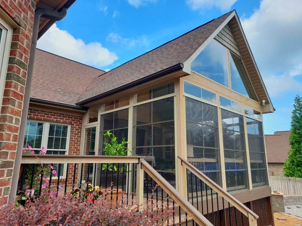Idéer för en mellanstor modern innätad veranda på baksidan av huset, med trädäck, takförlängning och räcke i flera material