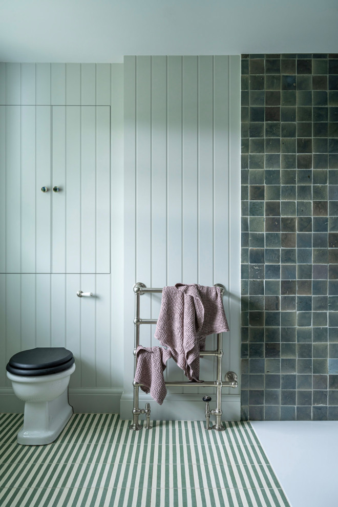 Imagen de cuarto de baño principal tradicional renovado pequeño con baldosas y/o azulejos verdes, baldosas y/o azulejos de cemento y paredes verdes