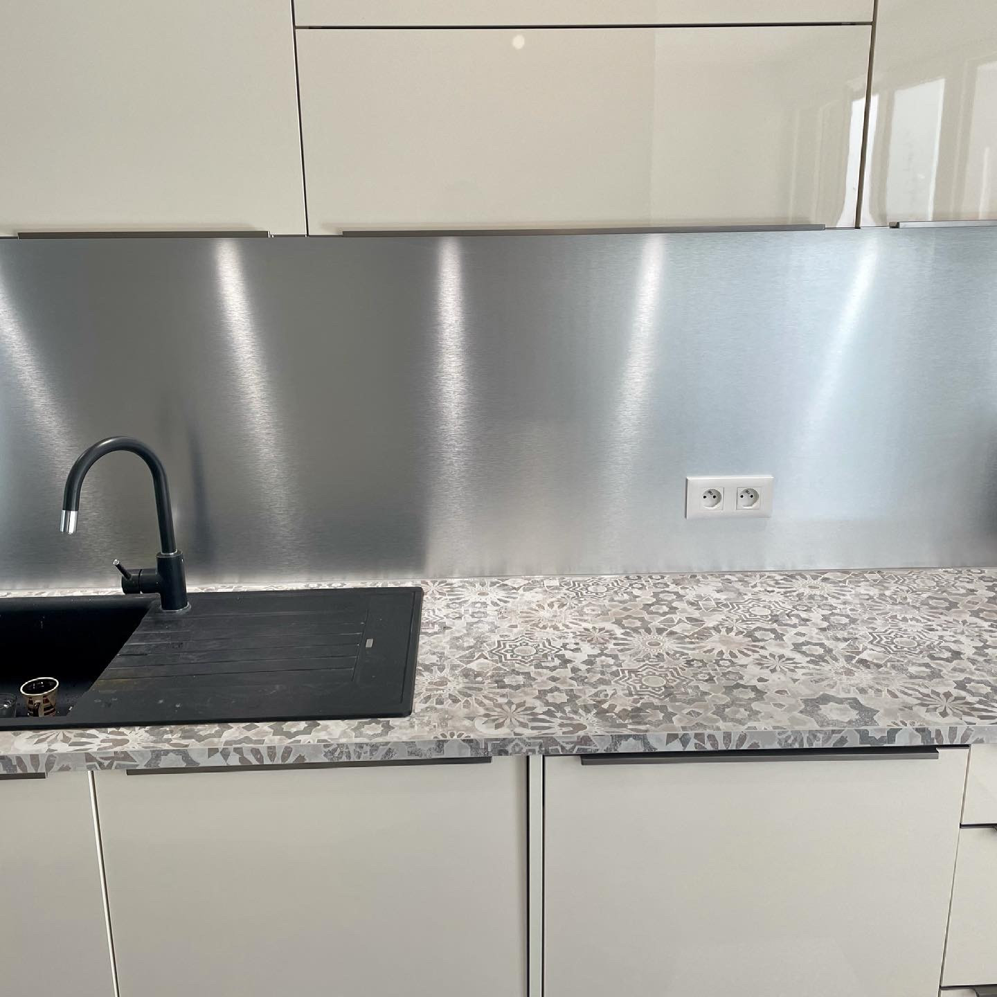 CREDENCE: Installation d'une crédence inox