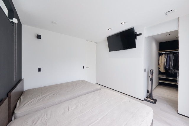 S邸 moderno-dormitorio