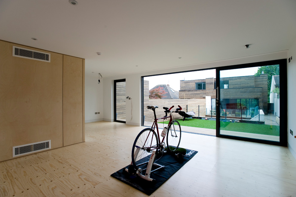 Inspiration for a contemporary home gym in London.
