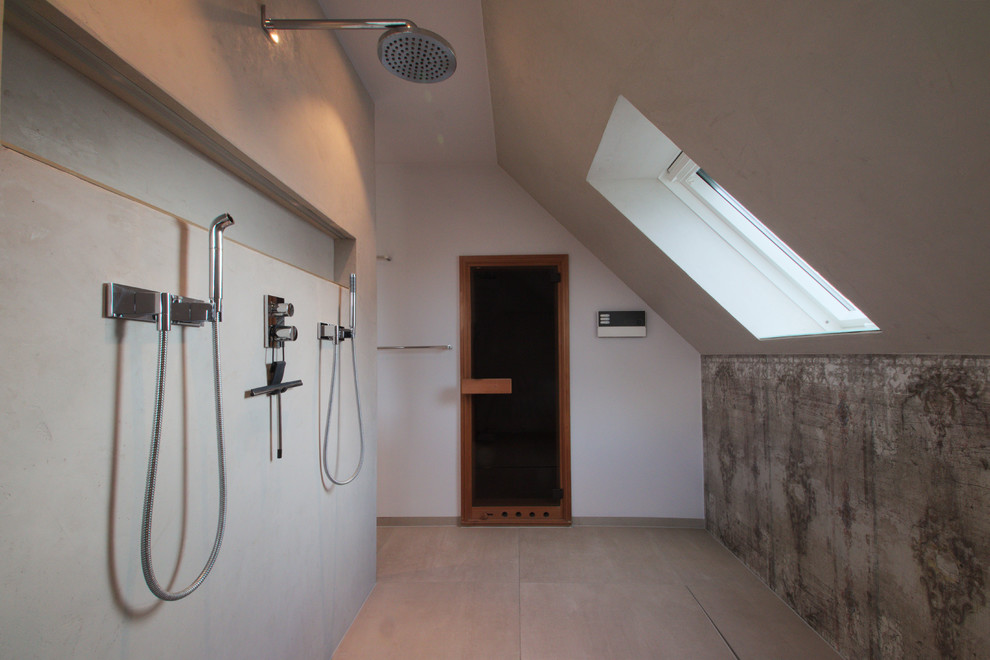 Badezimmer mit grauen Schränken, offener Dusche, Wandtoilette, Aufsatzwaschbecken, beigem Boden und grauer Waschtischplatte in Berlin
