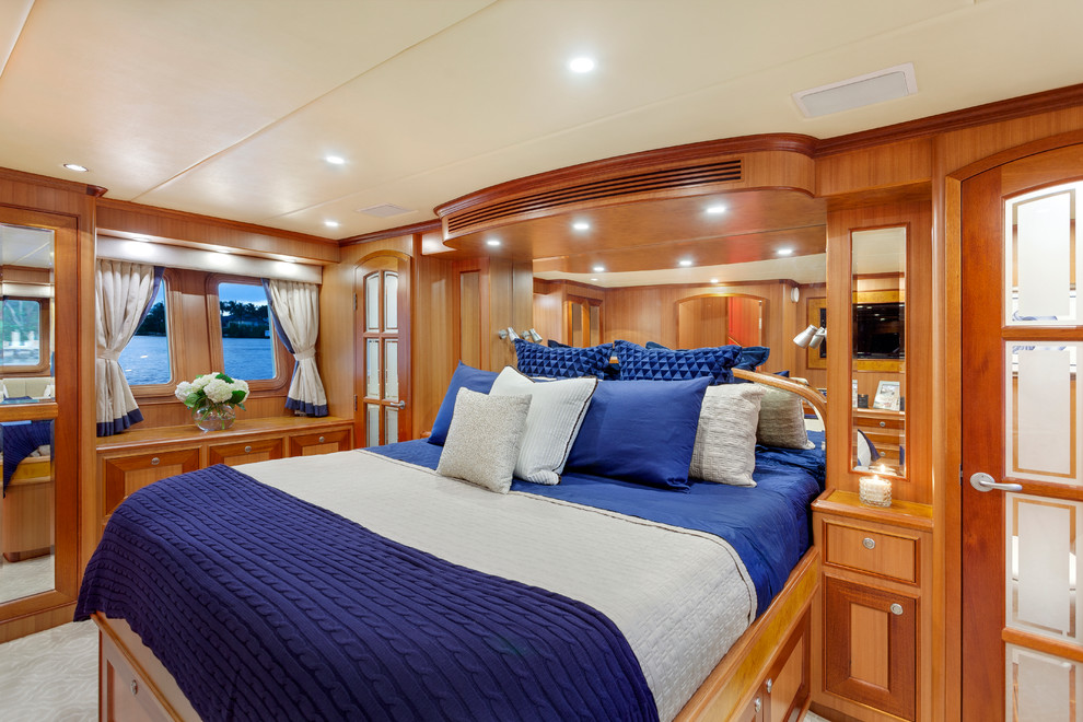 Bedroom - transitional bedroom idea in Miami