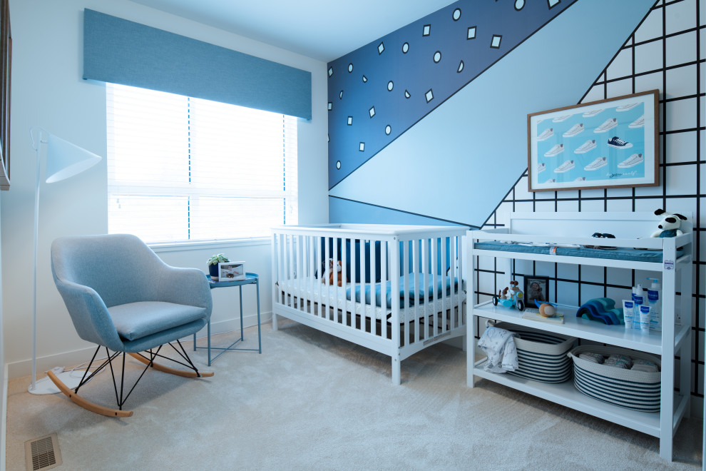Idee per una piccola cameretta per neonati neutra minimalista con pareti blu, moquette, pavimento beige e carta da parati