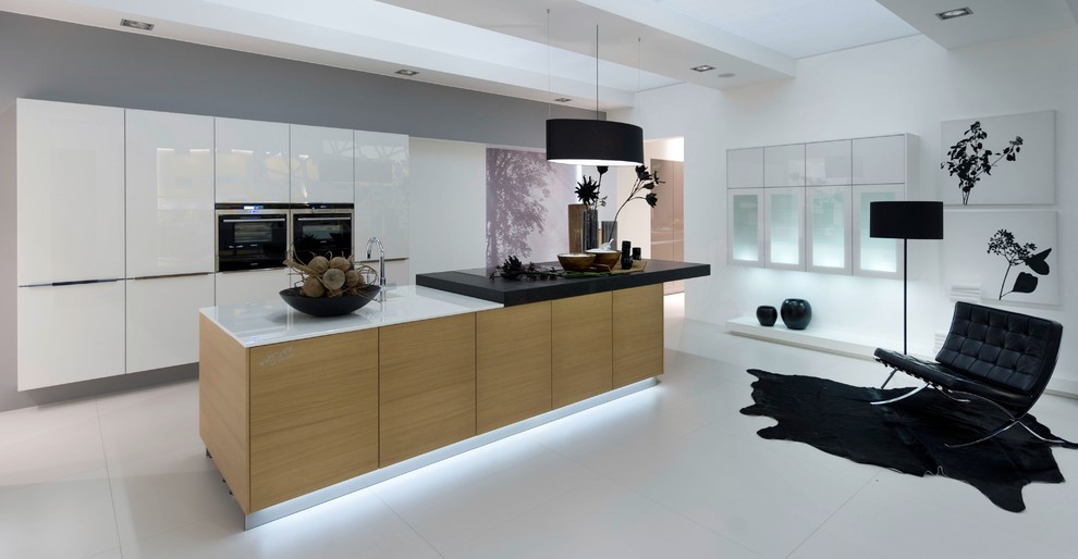 This is an example of a mid-sized contemporary eat-in kitchen in Miami.