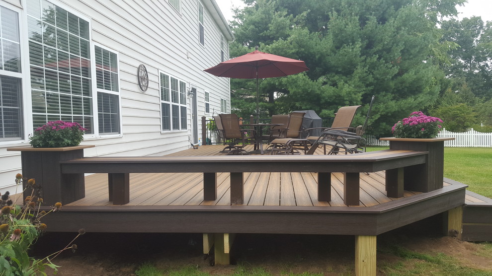 Transitional deck photo in Grand Rapids
