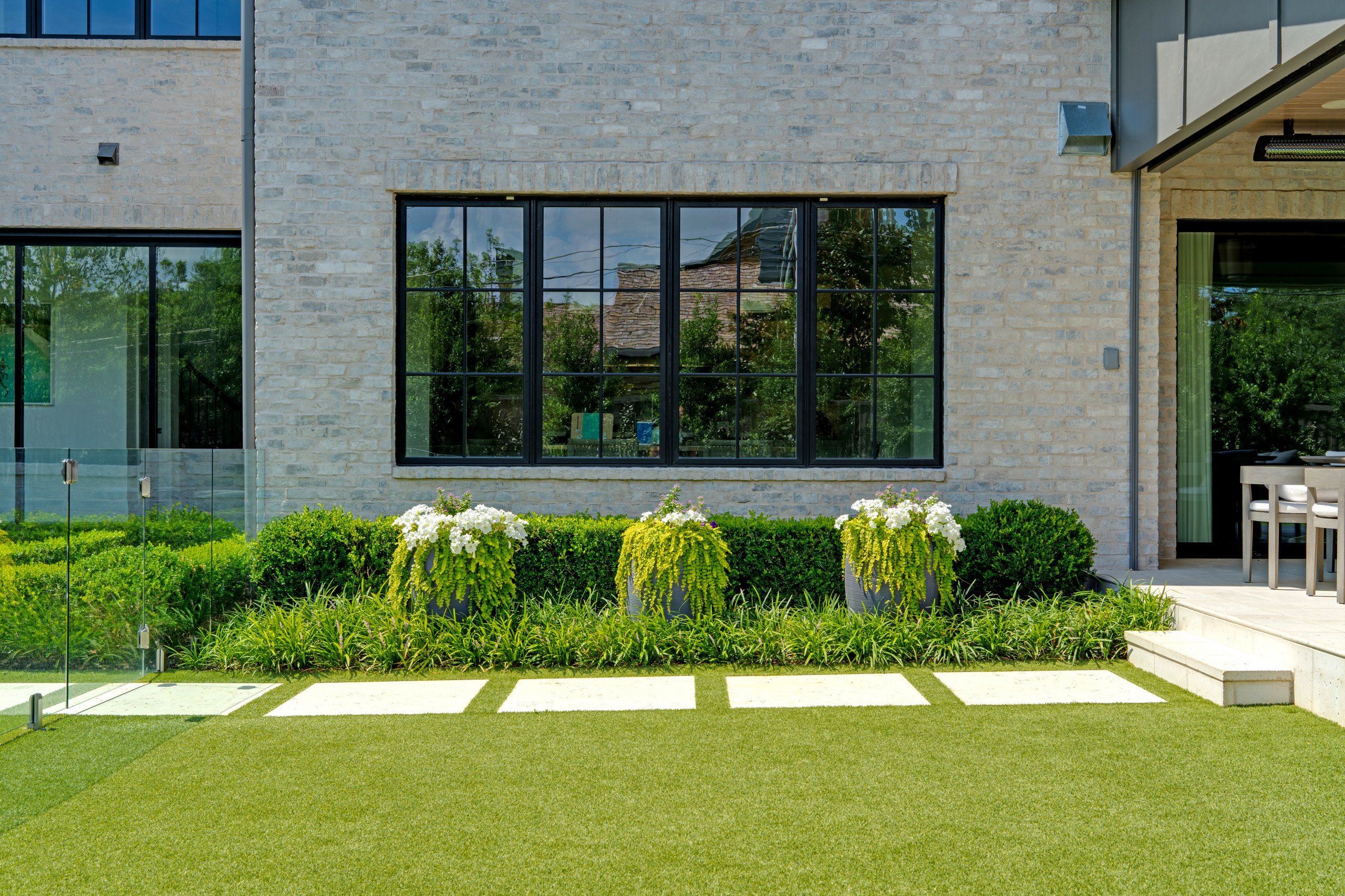 BLUFFVIEW MODERN OASIS