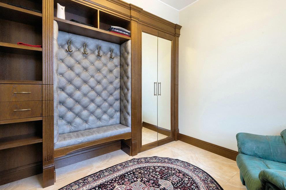 Мебель предметы интерьера в загородном доме.