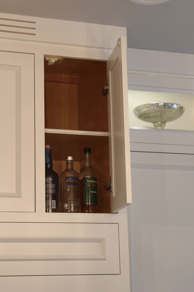 Transitional home design photo in Indianapolis