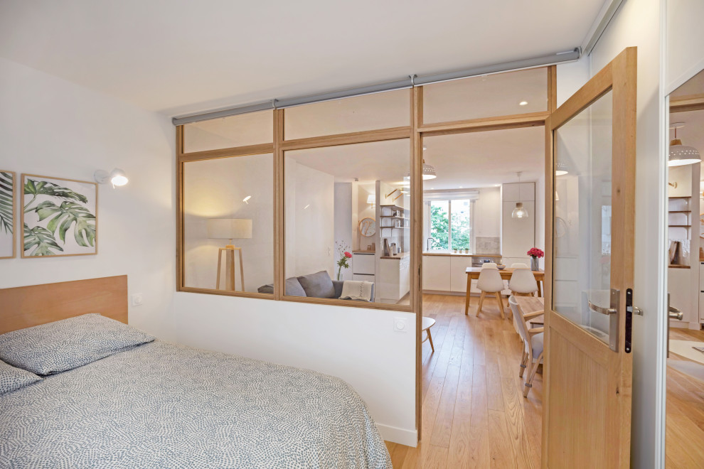 Foto de dormitorio blanco y madera nórdico pequeño