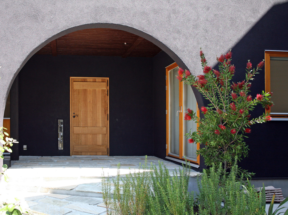 他の地域にあるミッドセンチュリースタイルのおしゃれな玄関 (紫の壁、ライムストーンの床、茶色いドア、グレーの床、板張り天井) の写真