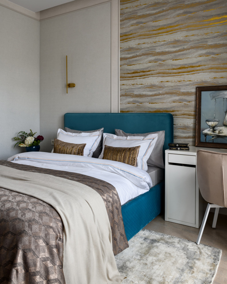 Esempio di una camera da letto contemporanea di medie dimensioni con pareti beige, pavimento in sughero, pavimento beige e carta da parati