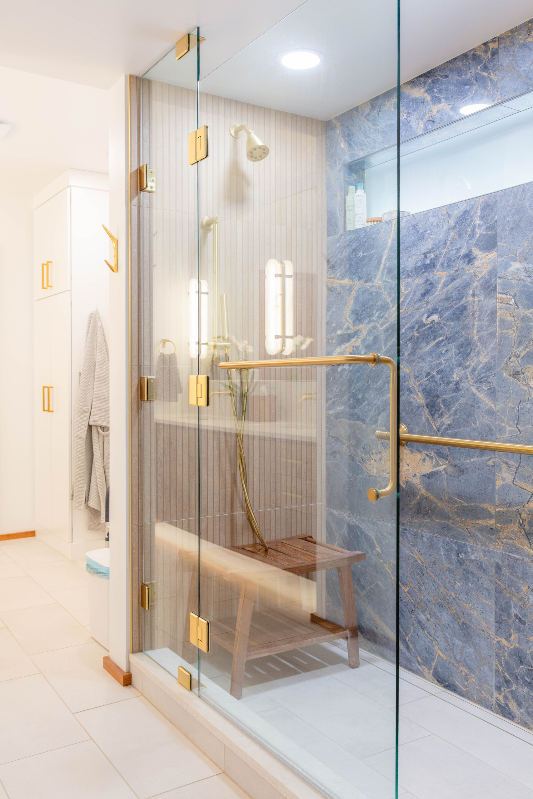 Example of a 1960s bathroom design in Chicago