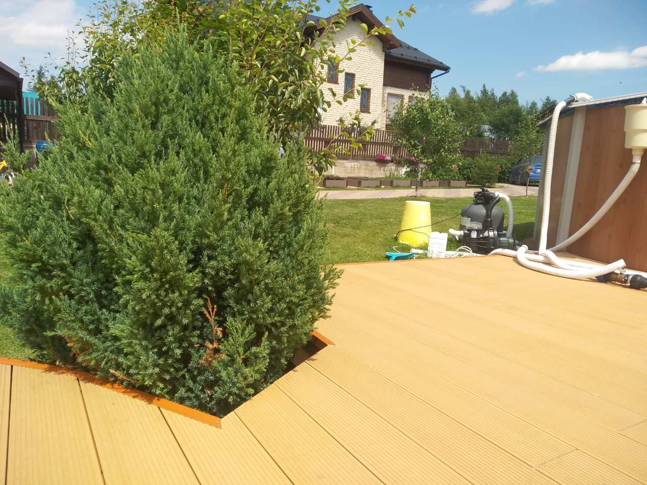 Террасная доска в лаунж-зоне у бассейна на объекте в ДНТ Бородино