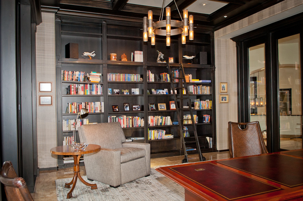 Cette image montre un grand bureau craftsman avec une bibliothèque ou un coin lecture, un mur multicolore, un sol en travertin, aucune cheminée et un bureau indépendant.