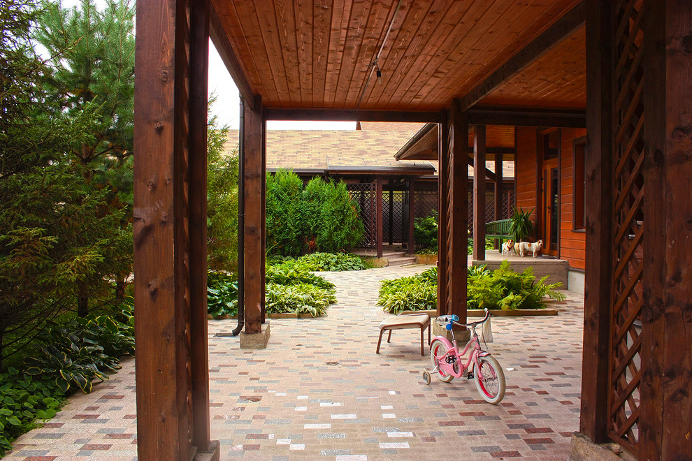 Экстерьер - мощение из гранитной плитки под галерей второго этажа.