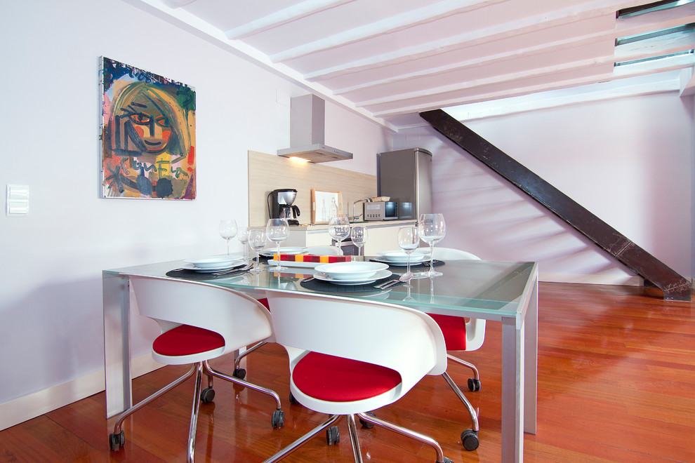 Diseño de comedor de cocina tradicional renovado de tamaño medio sin chimenea con paredes blancas y suelo de madera en tonos medios