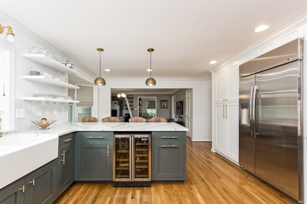 Kitchen - transitional kitchen idea in Columbus