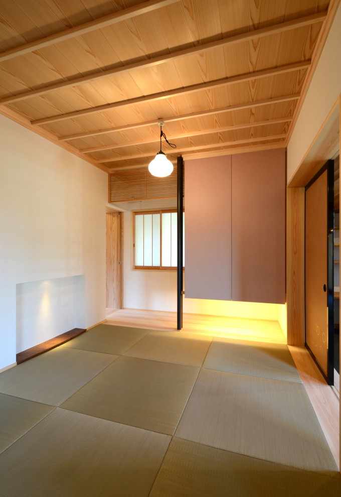 Exemple d'une salle de séjour de taille moyenne avec un mur blanc, un sol de tatami, un téléviseur indépendant, un plafond en bois et du papier peint.