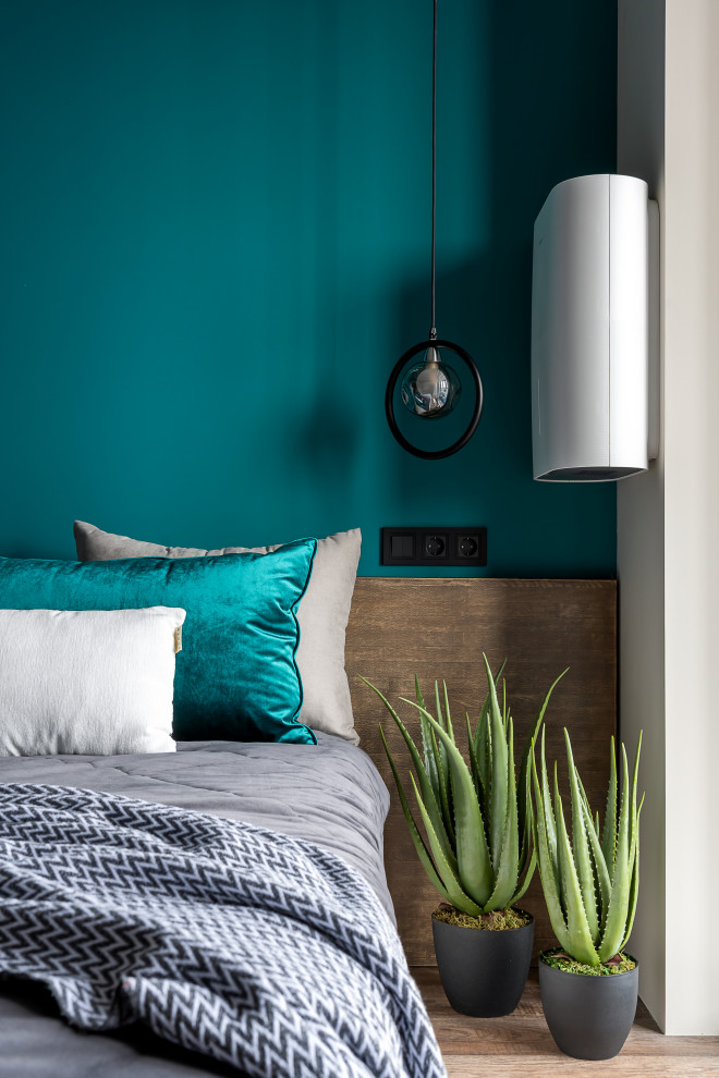 Idée de décoration pour une chambre parentale grise et blanche design de taille moyenne avec un mur vert, un sol en vinyl, un sol marron, un plafond décaissé et du lambris.