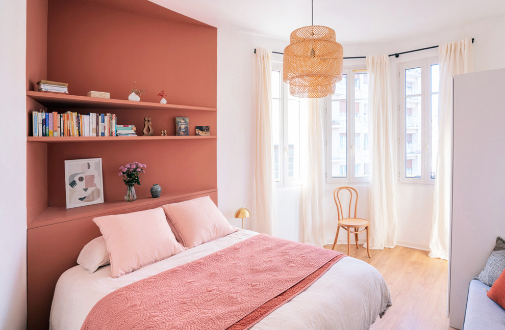 Foto di una camera da letto contemporanea di medie dimensioni con parquet chiaro