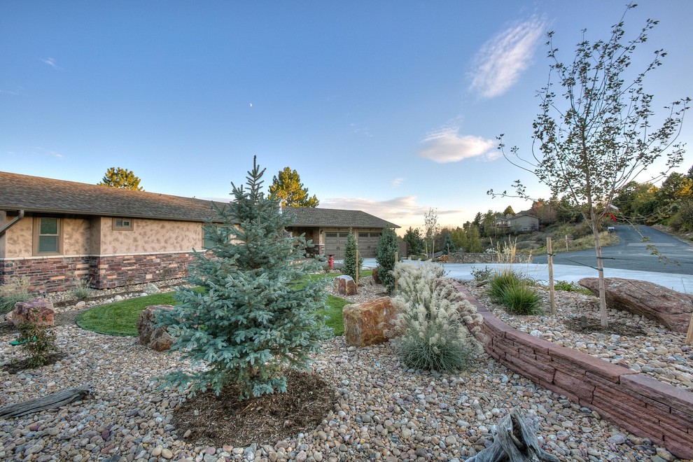 Photo of a large transitional front yard xeriscape in Denver.
