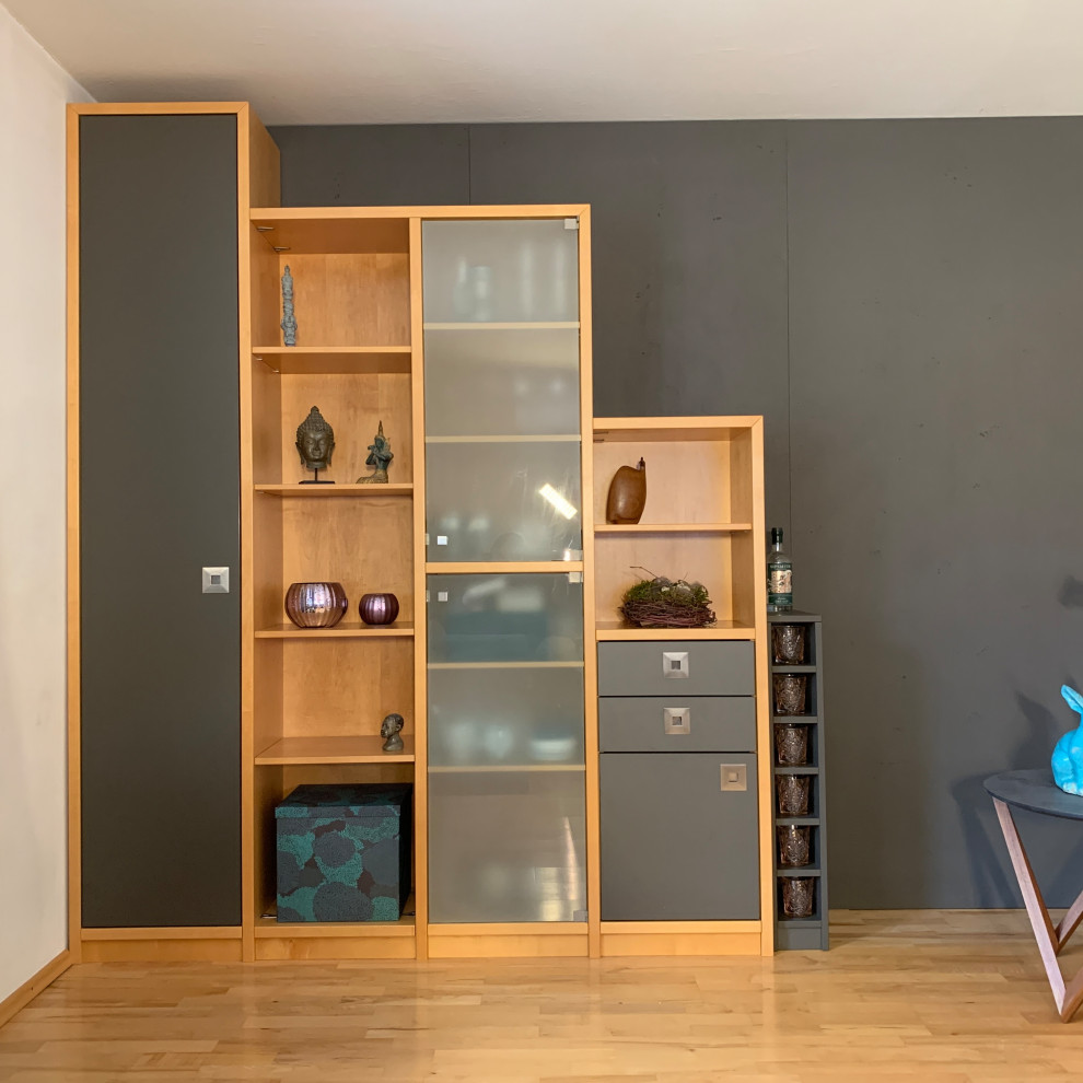 Idée de décoration pour un salon minimaliste de taille moyenne et ouvert avec un bar de salon, un mur gris, un sol en bois brun, aucun téléviseur et du lambris.