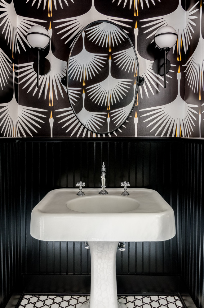 Inspiration för mellanstora klassiska toaletter, med vita skåp, svarta väggar, mosaikgolv, ett piedestal handfat och svart golv