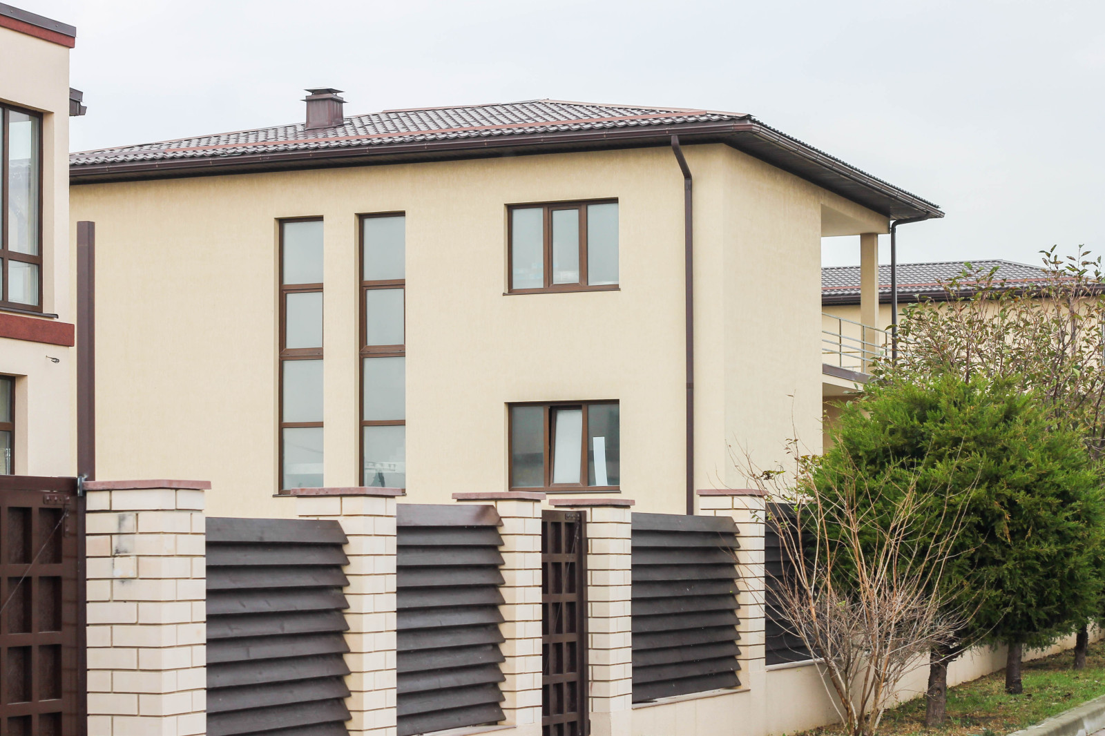 Прогулка по коттеджному поселку на Черном море. Экстерьер