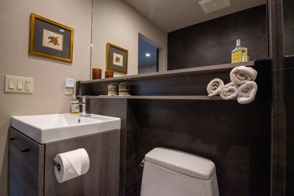 Contemporary Treehouse Guest Bathroom