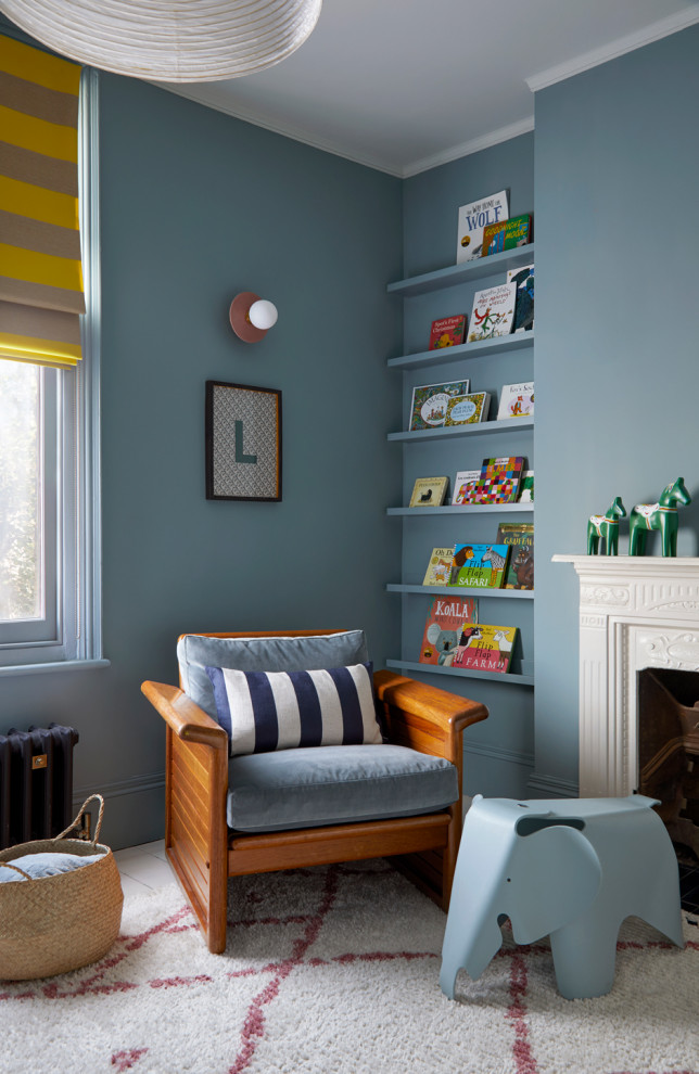 Idee per una cameretta per neonati neutra minimalista con pareti blu, pavimento in legno verniciato e pavimento bianco