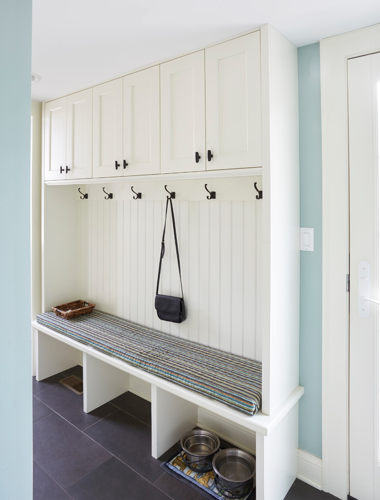 Example of a transitional entryway design in Chicago