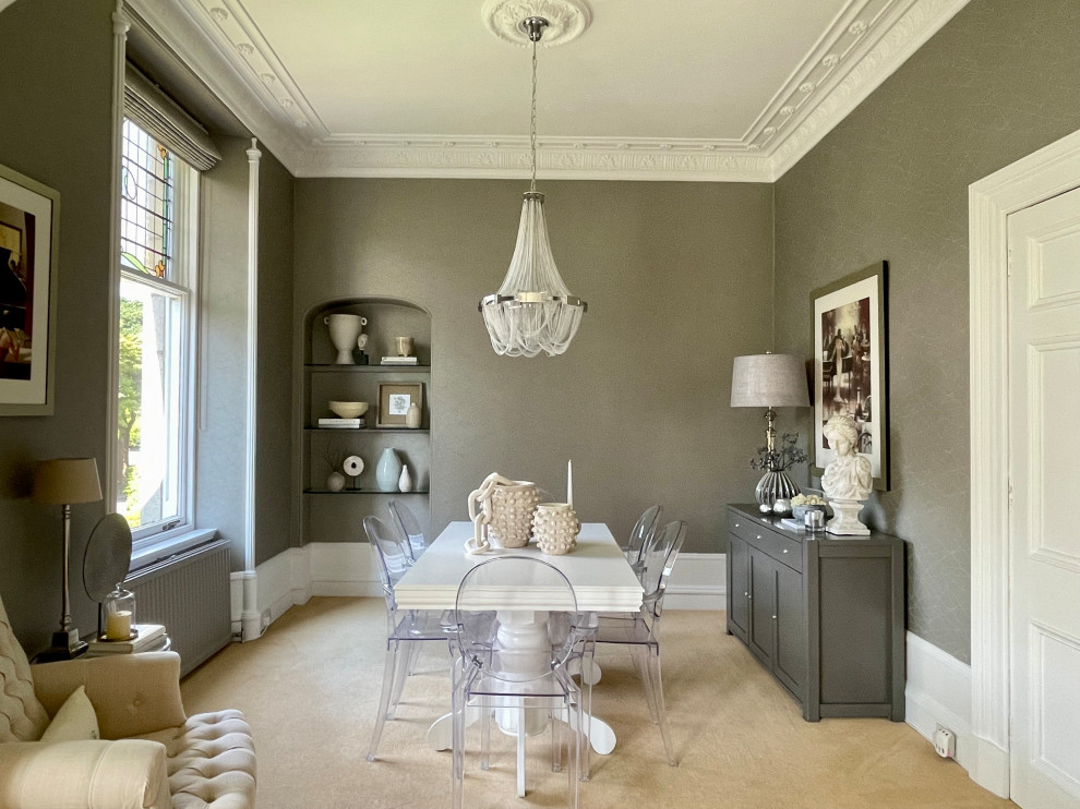 Свежая идея для дизайна: гостиная-столовая среднего размера в стиле неоклассика (современная классика) с серыми стенами, ковровым покрытием, бежевым полом и обоями на стенах - отличное фото интерьера