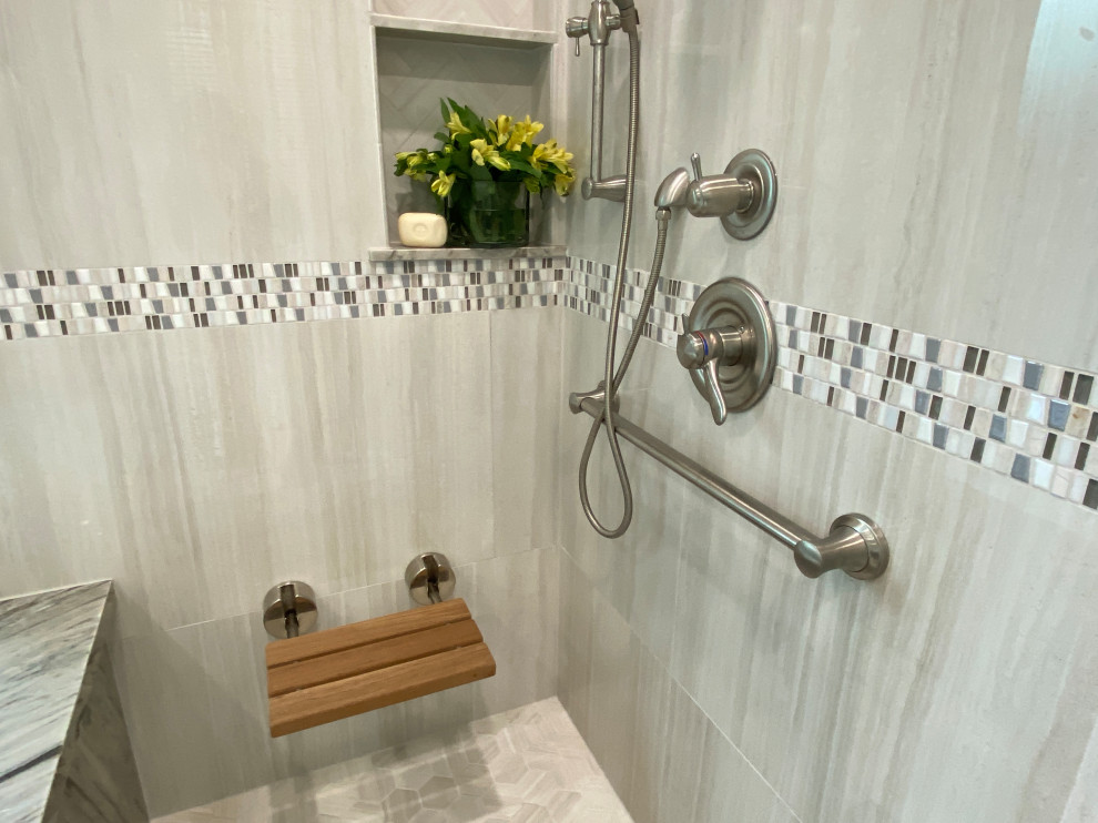 Inredning av ett modernt mellanstort flerfärgad flerfärgat en-suite badrum, med skåp i mörkt trä, ett undermonterat badkar, en dusch i en alkov, grå kakel, klinkergolv i porslin, granitbänkskiva, beiget golv och dusch med gångjärnsdörr