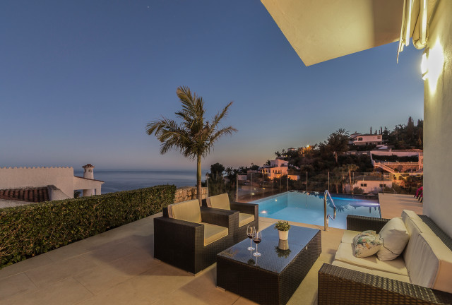 Home Staging b&aacute;sico y fotograf&iacute;a en Villa Blanca (vacacional) mediterranean-deck