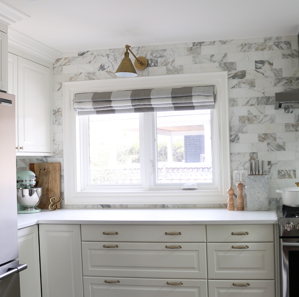 Kitchen - transitional kitchen idea in Toronto