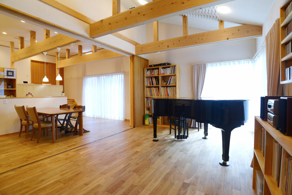 Источник вдохновения для домашнего уюта: открытая гостиная комната среднего размера в восточном стиле с музыкальной комнатой, белыми стенами, светлым паркетным полом, бежевым полом, сводчатым потолком и обоями на стенах без телевизора